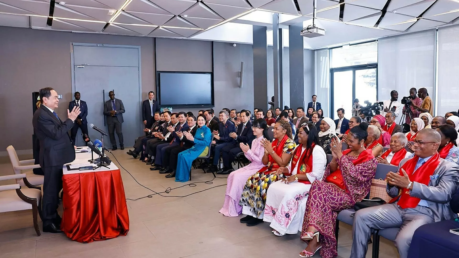 Chủ tịch Quốc hội Trần Thanh Mẫn gặp gỡ cộng đồng người Việt Nam tại Senegal