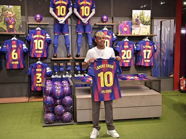 Áo thi đấu số 10 của Yamal đắt như tôm tươi