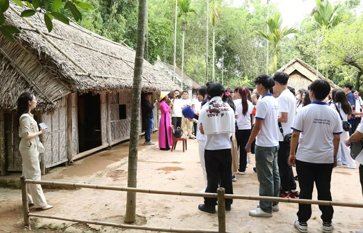 Đoàn Trại hè Việt Nam tham quan làng Hoàng Trù, quê ngoại của Bác. (Ảnh: Thành Long) Đoàn Trại hè Việt Nam tham quan làng Hoàng Trù, quê ngoại của Bác. (Ảnh: Thành Long)