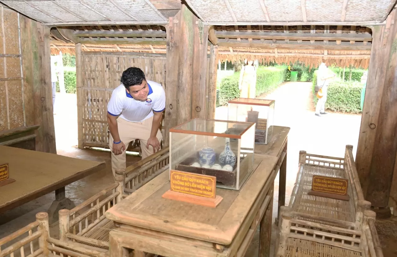 Bàn Nguyễn Văn Cơ, kiều bào Campuchia thăm quan Nhà cụ Hoàng Xuân Đường tại làng Hoàng Trù, quê ngoại của Bác. (Ảnh: Thành Long)