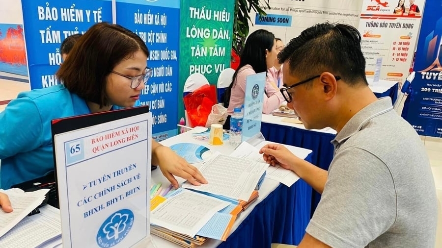 Mức đóng bảo hiểm y tế của cán bộ công chức mới nhất năm 2025