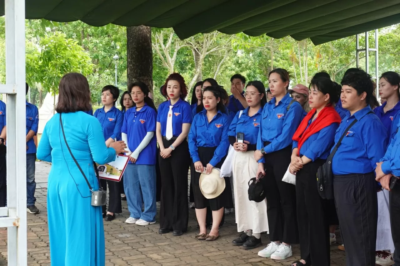 Đoàn Thanh niên Bộ Ngoại giao thăm Trụ sở Chính phủ Cách mạng lâm thời Cộng hòa miền Nam Việt Nam