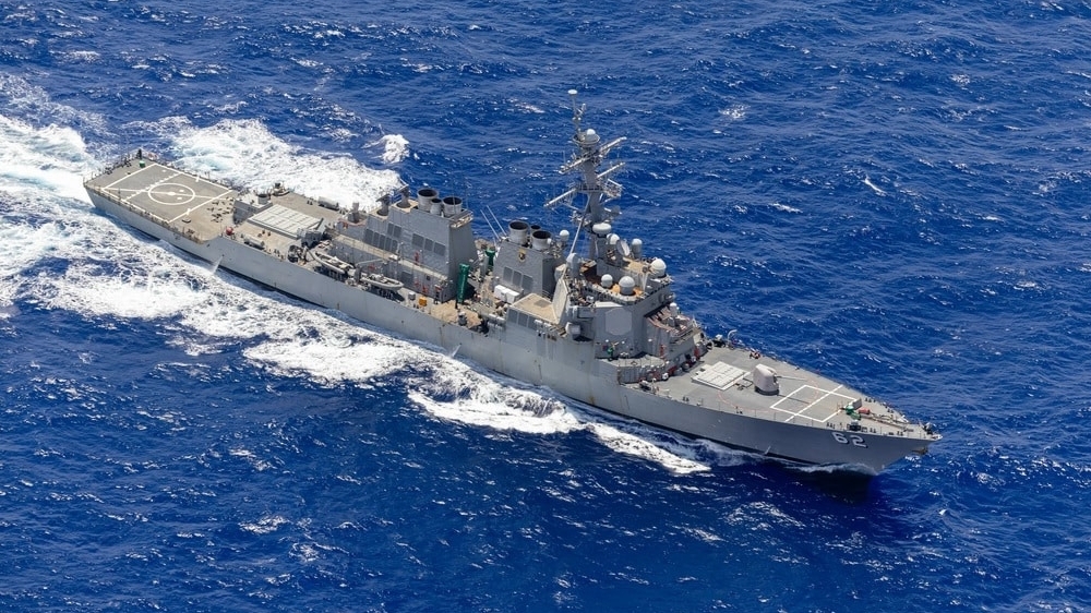 Iran 'chạm trán' tàu khu trục Mỹ tại Vịnh Oman, tuyên bố sẽ không đứng yên chịu trừng phạt