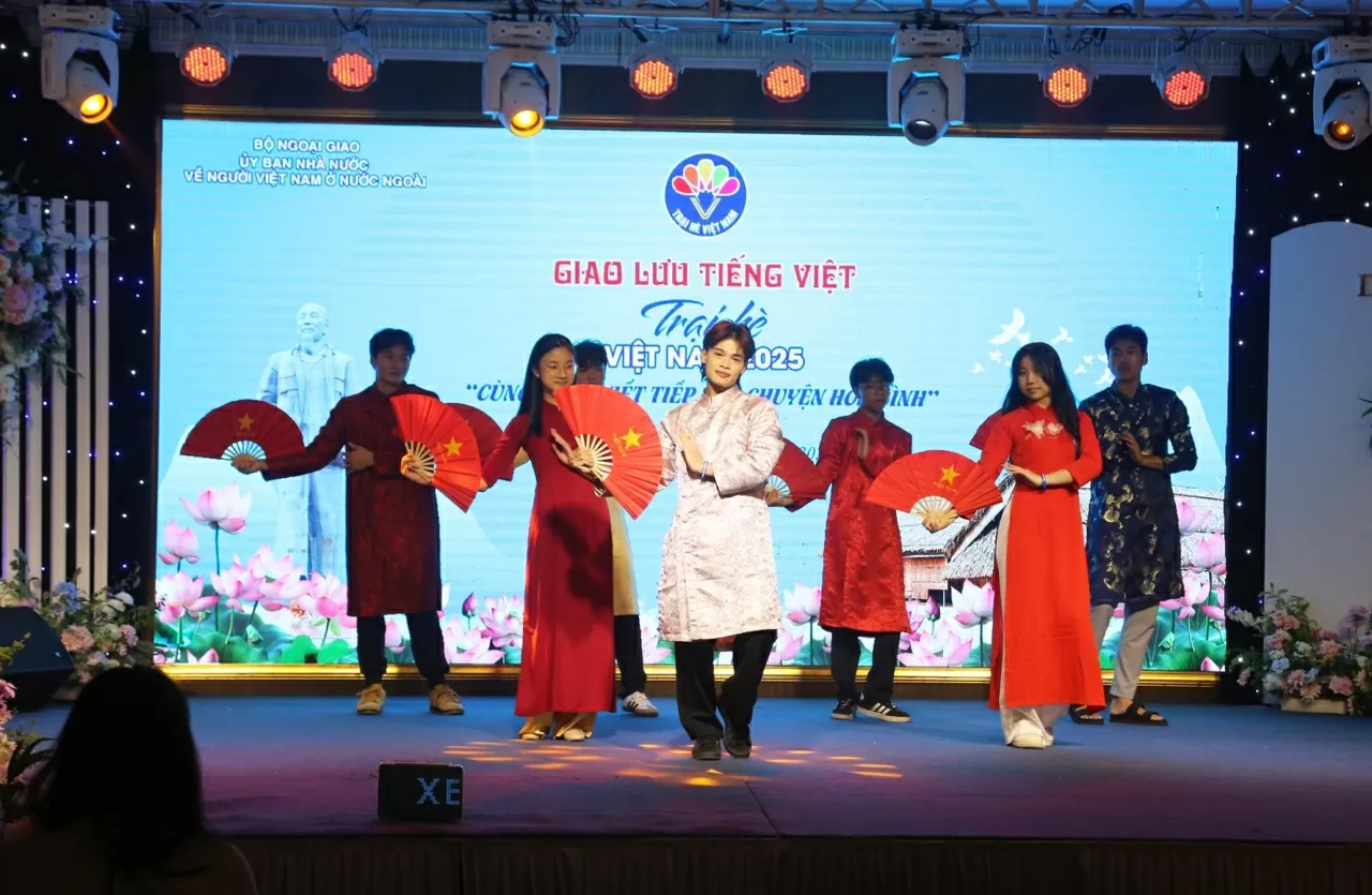 Các kiều bào đến từ Singapore, Ba Lan, Lào, Mỹ xuất sắc giành giải nhất với tiết mục Mash up Trại hè Việt Nam 2025: 110 kiều bào trẻ cùng chung một tiếng hát