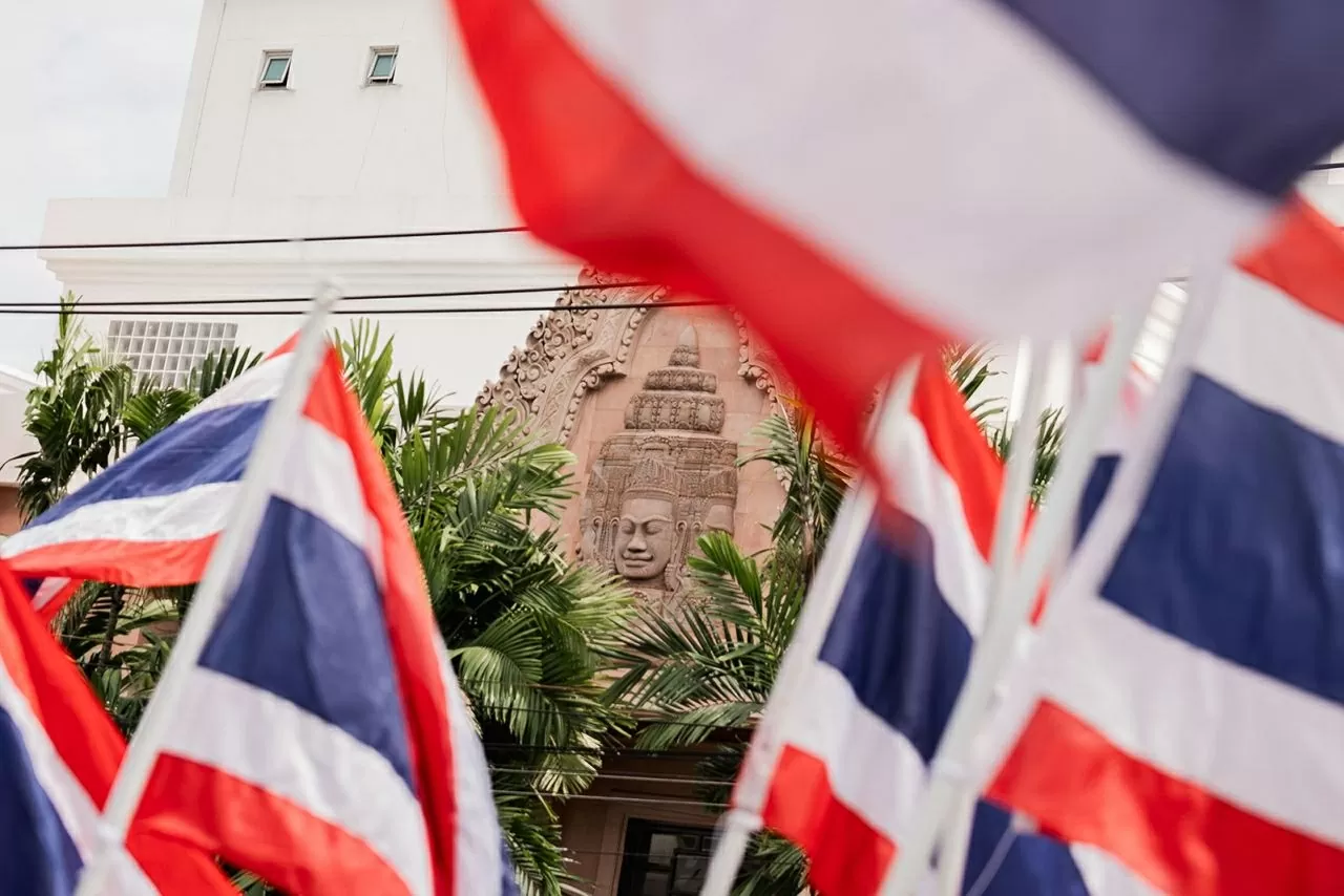 Cờ Thái Lan tung bay trước Đại sứ quán Campuchia, Bangkok, Thái Lan. (Nguồn: Getty Images)