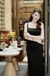 Thời trang đời thường đơn sắc thanh lịch của diễn viên Lương Thu Trang phim 'Dịu dàng màu nắng'