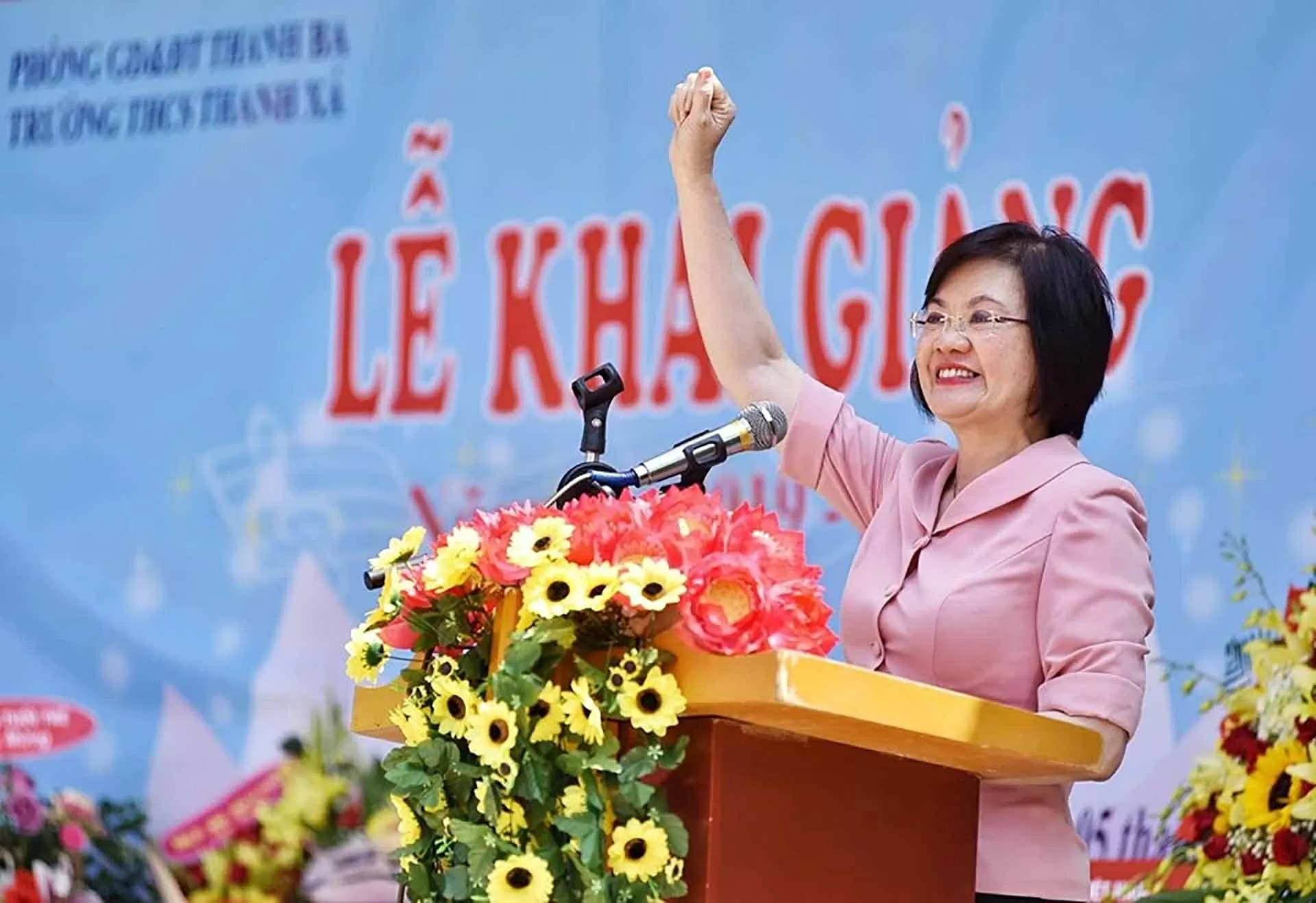 Dự lễ khai giảng ở ngôi trường nghèo xã Thanh Xá, huyện Thanh Ba, tỉnh Phú Thọ (cũ), Đại sứ Nguyễn Thị Nguyệt Nga động viên các em học sinh quyết tâm học tập để có một tương lai tốt đẹp. (Ảnh: Nguyễn Hồng) 