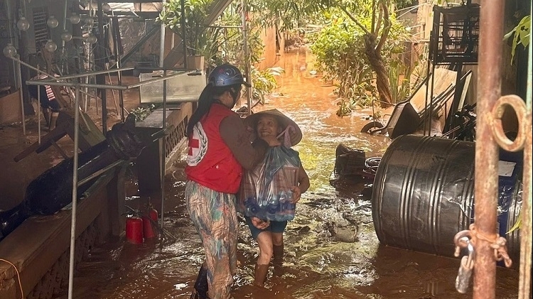 Gần 650 triệu đồng cứu trợ khẩn cấp người dân vùng lũ Nghệ An