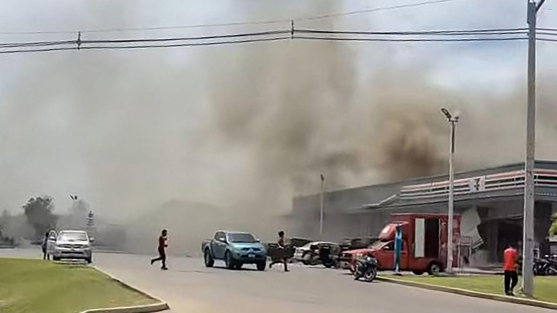 Căng thẳng Thái Lan-Campuchia: Tên lửa rơi trúng cửa hàng tiện lợi, khói nghi ngút tại hiện trường; cảnh báo tổn hại di sản văn hóa thế giới