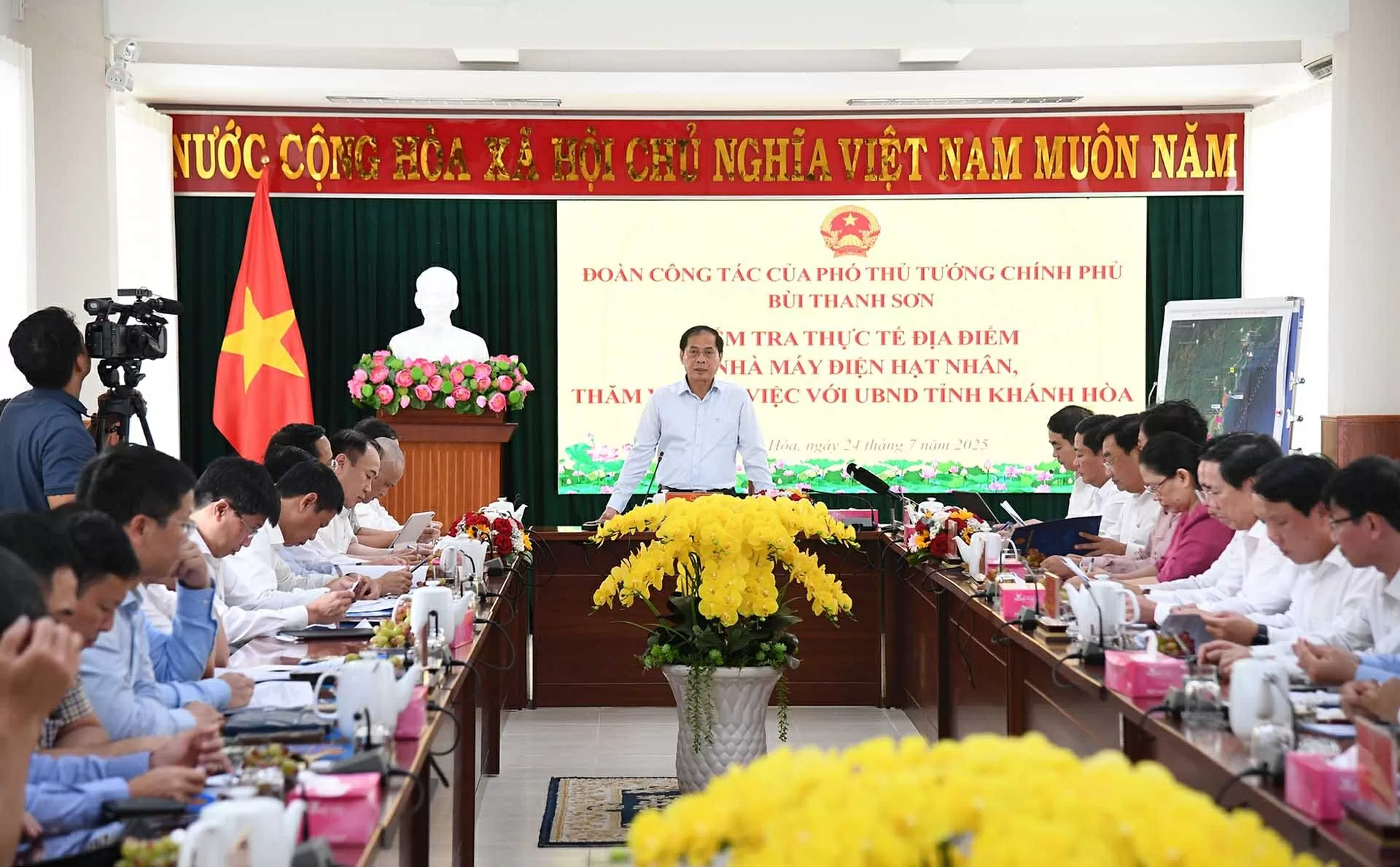 Phó Thủ tướng Bùi Thanh Sơn làm việc với tỉnh Khánh Hòa về các nhà máy điện hạt nhân Phó Thủ tướng Bùi Thanh Sơn làm việc với tỉnh Khánh Hòa về các nhà máy điện hạt nhân