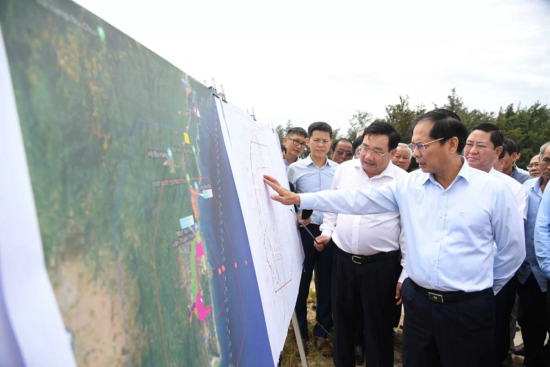 Phó Thủ tướng Bùi Thanh Sơn làm việc với tỉnh Khánh Hòa về các nhà máy điện hạt nhân Phó Thủ tướng Bùi Thanh Sơn làm việc với tỉnh Khánh Hòa về các nhà máy điện hạt nhân