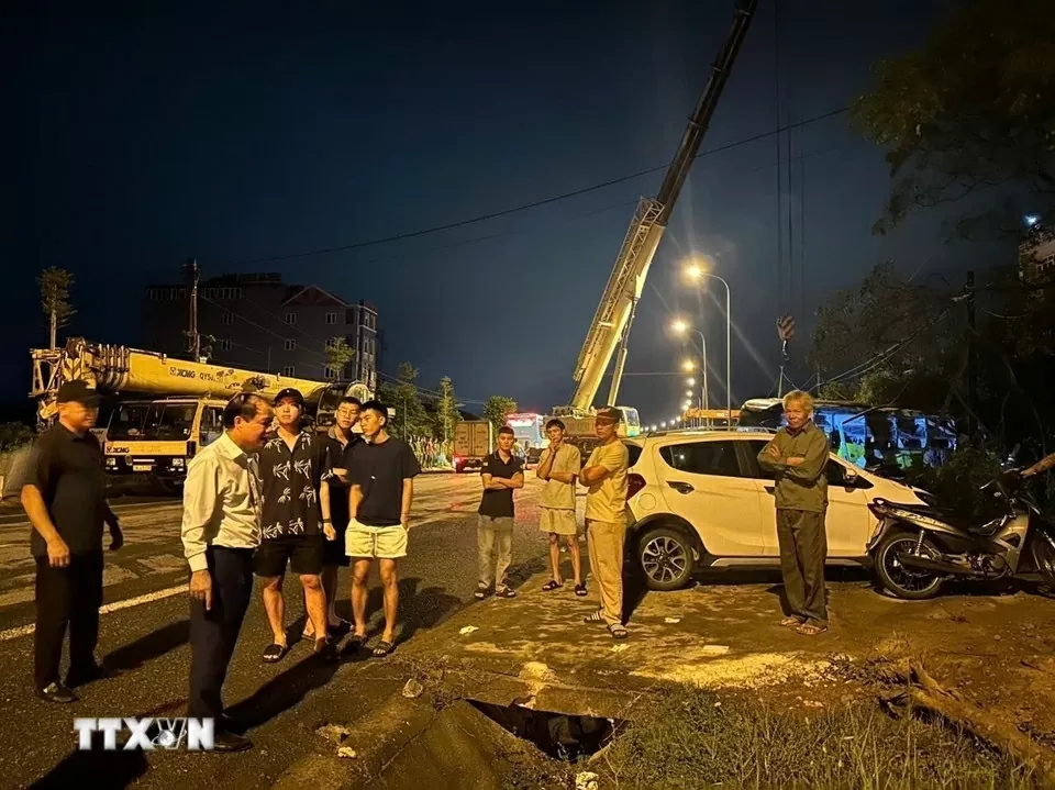 Vụ tai nạn giao thông đặc biệt nghiêm trọng lật xe khách tại Hà Tĩnh