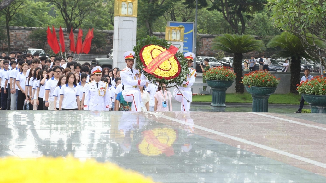 Đoàn kiều bào trẻ viếng Lăng Chủ tịch Hồ Chí Minh, đặt vòng hoa tưởng niệm các Anh hùng liệt sĩ