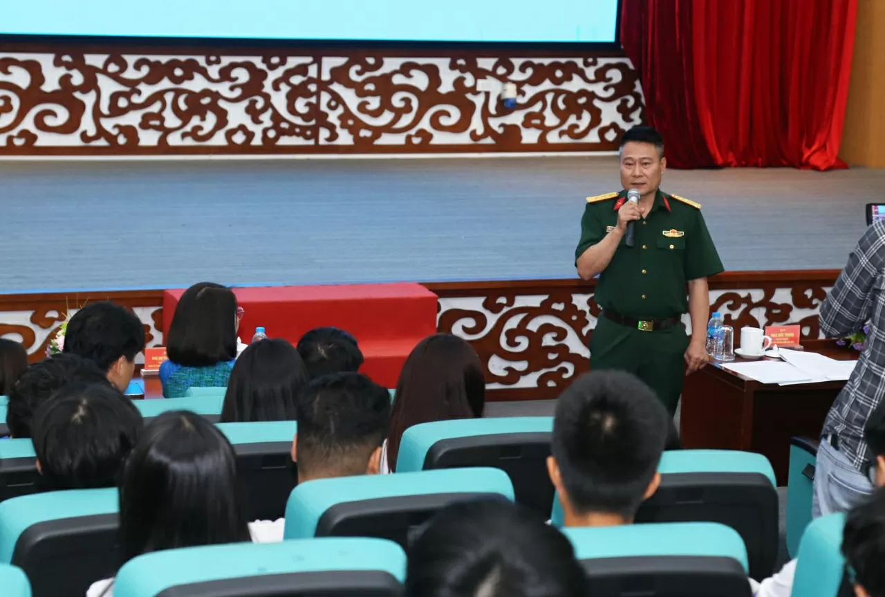 Đại tá Mạc Văn Đức trả lời những thắc mắc của kiều bào trẻ về sĩ Cục Gìn giữ hòa bình Việt Nam. (Ảnh: Thành Long) Đại tá Mạc Văn Đức trả lời những thắc mắc của kiều bào trẻ về sĩ Cục Gìn giữ hòa bình Việt Nam. (Ảnh: Thành Long)