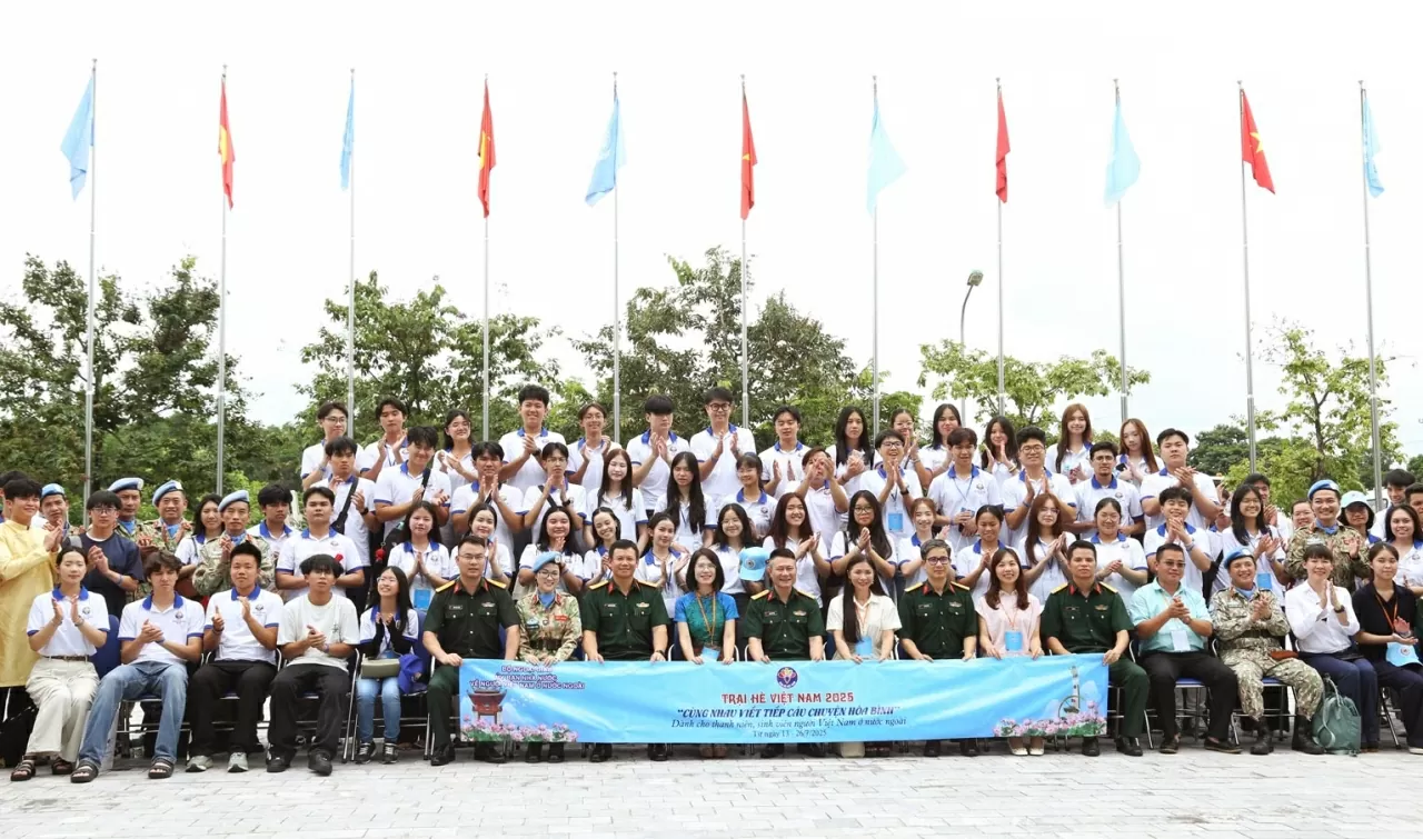 Đoàn Trại hè Việt Nam chụp bức ảnh lưu niệm với Cục Gìn giữ hòa bình Việt Nam. (Ảnh: Thành Long) Đoàn Trại hè Việt Nam chụp bức ảnh lưu niệm với Cục Gìn giữ hòa bình Việt Nam. (Ảnh: Thành Long)