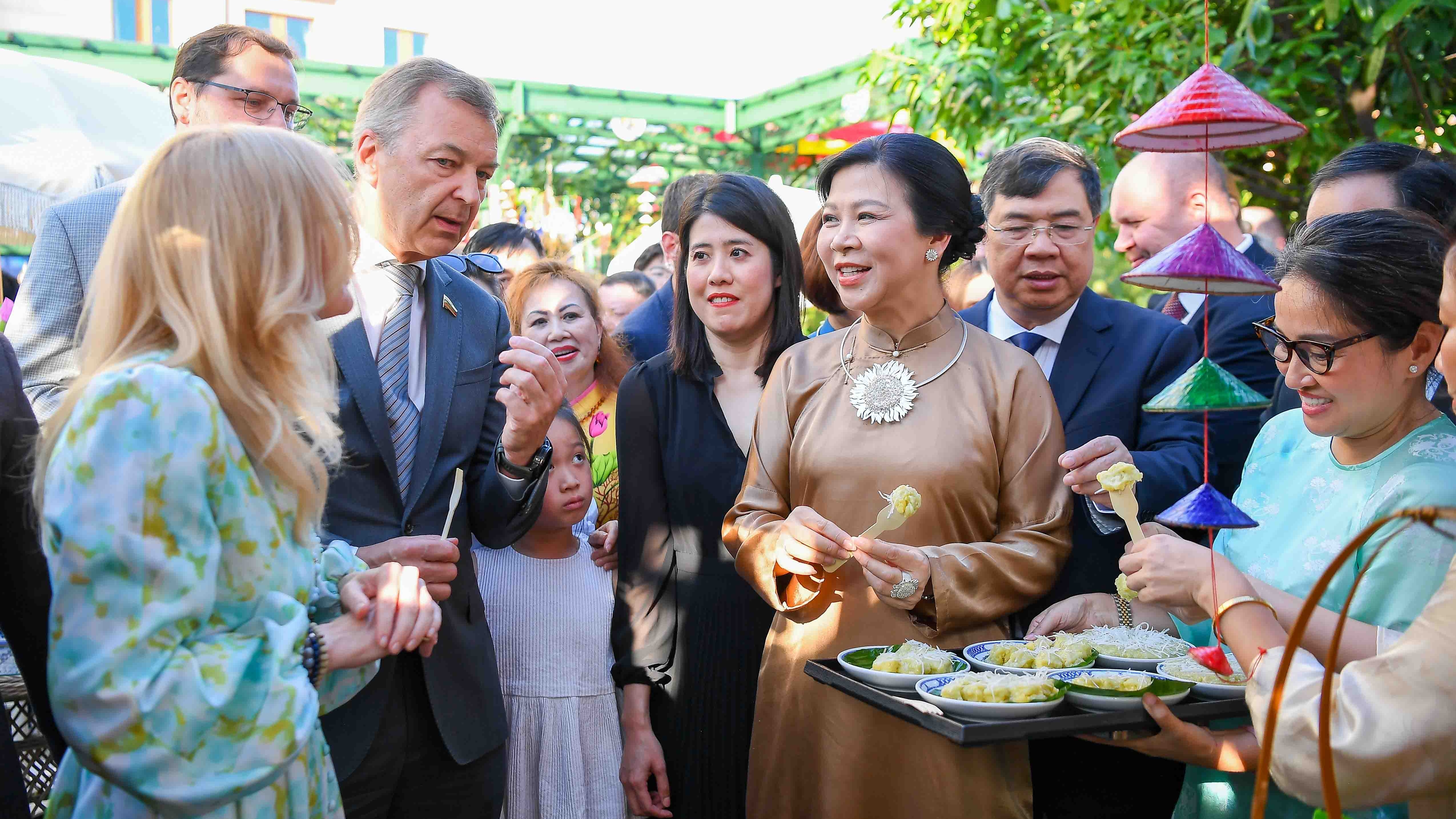 Phu nhân Ngô Phương Ly cùng bạn bè Nga xem múa rối nước, thưởng thức cốm, cà phê Việt Nam giữa Quảng trường Đỏ