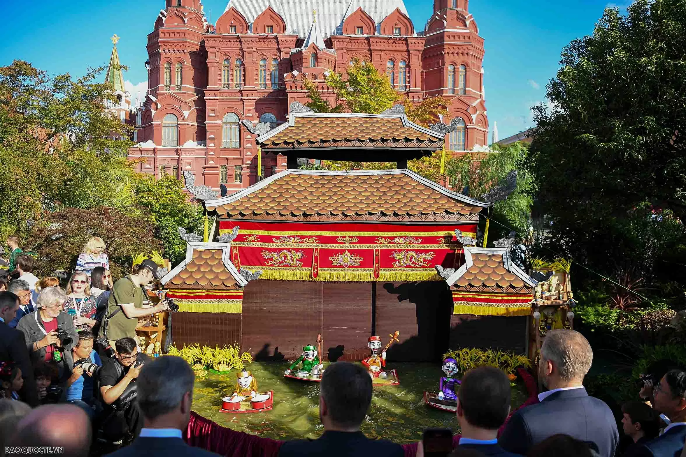Chiều 25/7, tại Quảng trường Đỏ - trung tâm của nước Nga và Moscow - Lễ hội Văn hóa Việt Nam 2025 khai mạc. (Ảnh: Hoàng Hồng) Chiều 25/7, tại Quảng trường Đỏ - trung tâm của nước Nga và Moscow - Lễ hội Văn hóa Việt Nam 2025 khai mạc. (Ảnh: Hoàng Hồng)