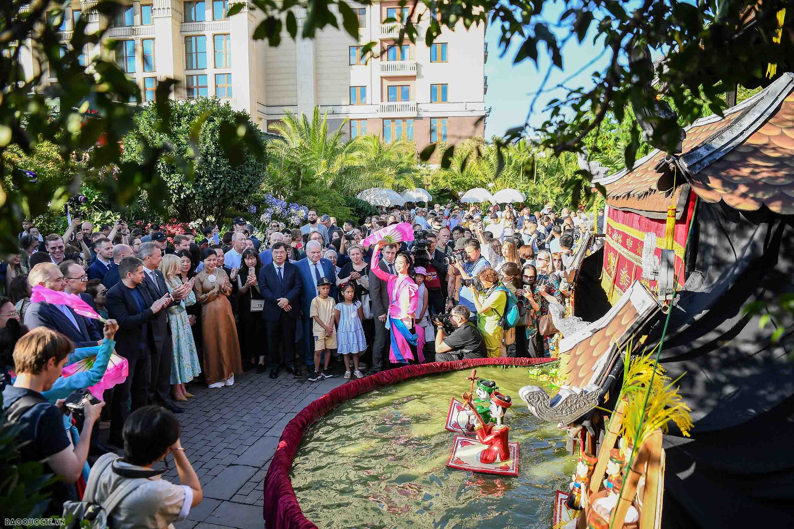 Phu nhân Ngô Phương Ly và bạn bè Nga xem múa rối nước, thưởng thức cốm, cafe Việt Nam giữa Quảng trường Đỏ