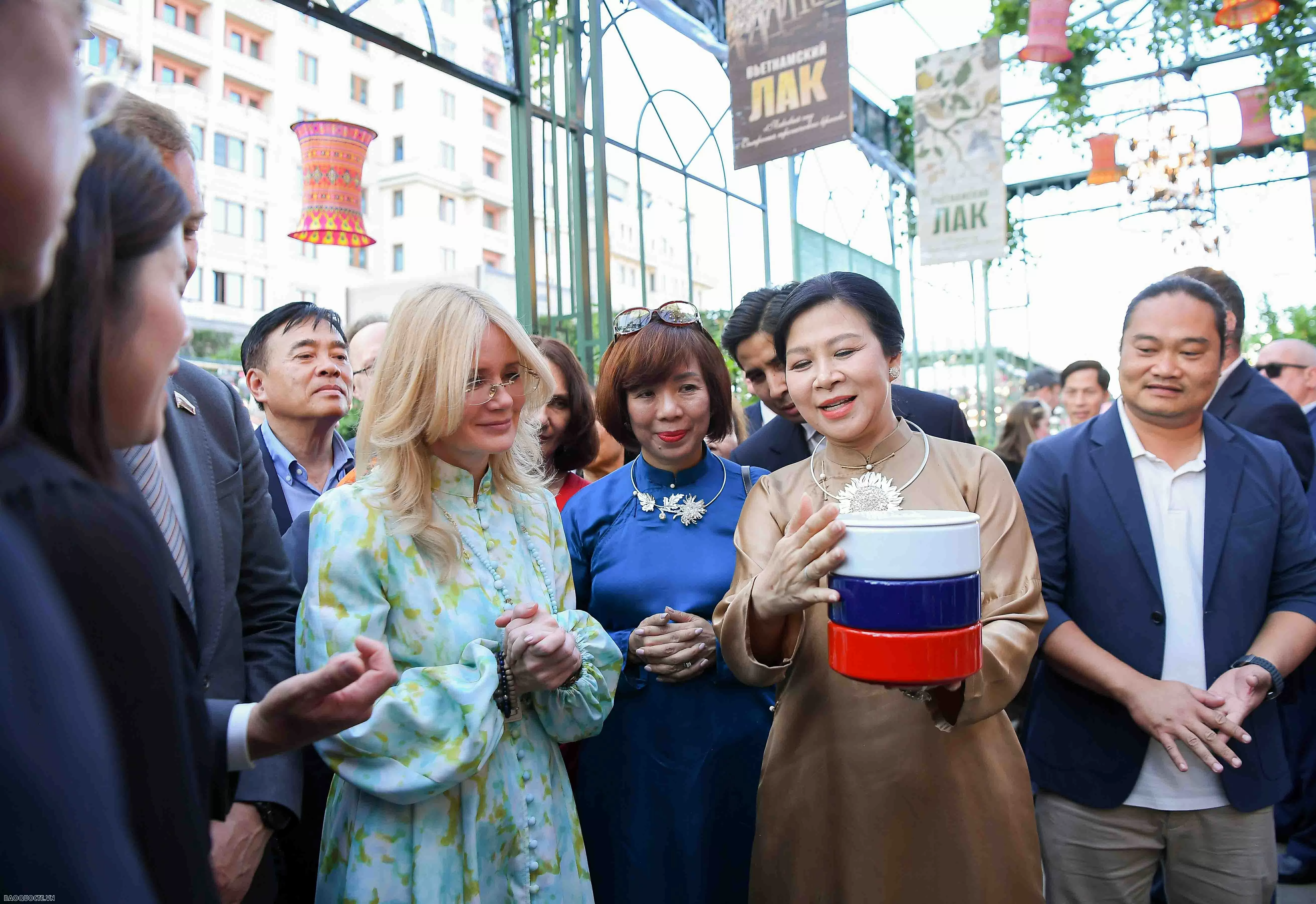 Chiều 25/7, tại Quảng trường Đỏ - trung tâm của nước Nga và Moscow - Lễ hội Văn hóa Việt Nam 2025 khai mạc. (Ảnh: Hoàng Hồng) Chiều 25/7, tại Quảng trường Đỏ - trung tâm của nước Nga và Moscow - Lễ hội Văn hóa Việt Nam 2025 khai mạc. (Ảnh: Hoàng Hồng)