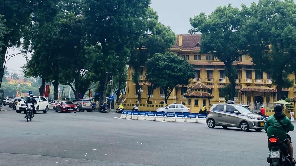 Hà Nội: CSGT ra quân kiểm tra, xử lý vi phạm xe kinh doanh vận tải