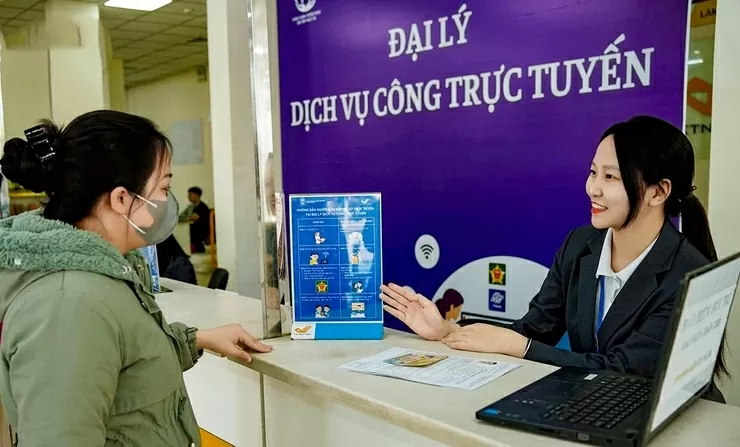 Người dân khi đến các đại lý dịch vụ công trực tuyến sẽ được nhân viên hỗ trợ tận tâm, hướng dẫn chi tiết từng bước thực hiện nhiều thủ tục hành chính. (Nguồn: Cổng TTĐT Hà Nội) Người dân khi đến các đại lý dịch vụ công trực tuyến sẽ được nhân viên hỗ trợ tận tâm, hướng dẫn chi tiết từng bước thực hiện nhiều thủ tục hành chính. (Nguồn: Cổng TTĐT Hà Nội)