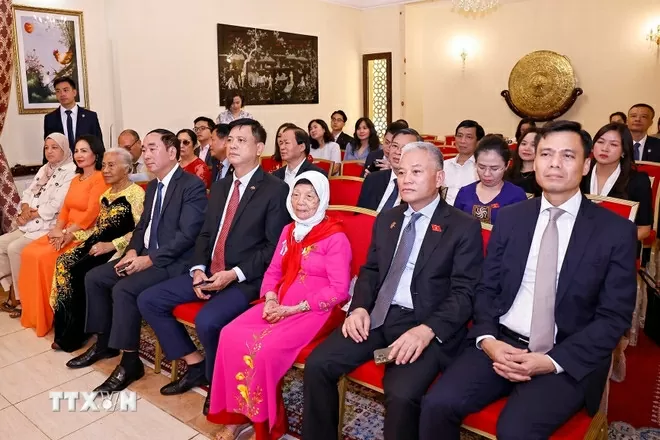 Chủ tịch Quốc hội Trần Thanh Mẫn và Phu nhân đến thăm, gặp gỡ cán bộ, nhân viên Đại sứ quán và cộng đồng người Việt Nam tại Maroc. Đại biểu dự buổi gặp gỡ. (Nguồn: TTXVN)