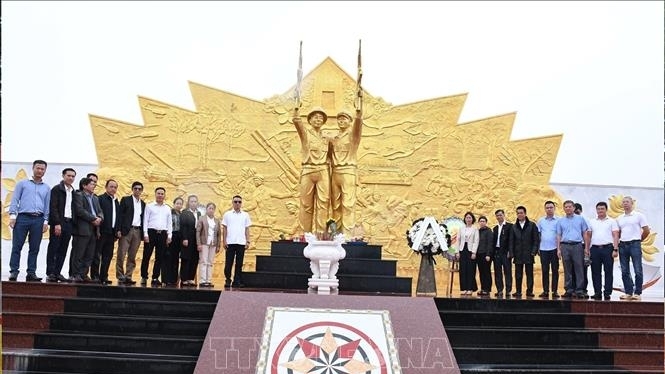 Người Việt tại Lào lan toả hoạt động tri ân các anh hùng, liệt sĩ