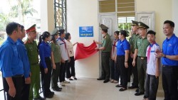 Tuổi trẻ Công an nhân dân thắp lửa tri ân, trao yêu thương đến vùng biên