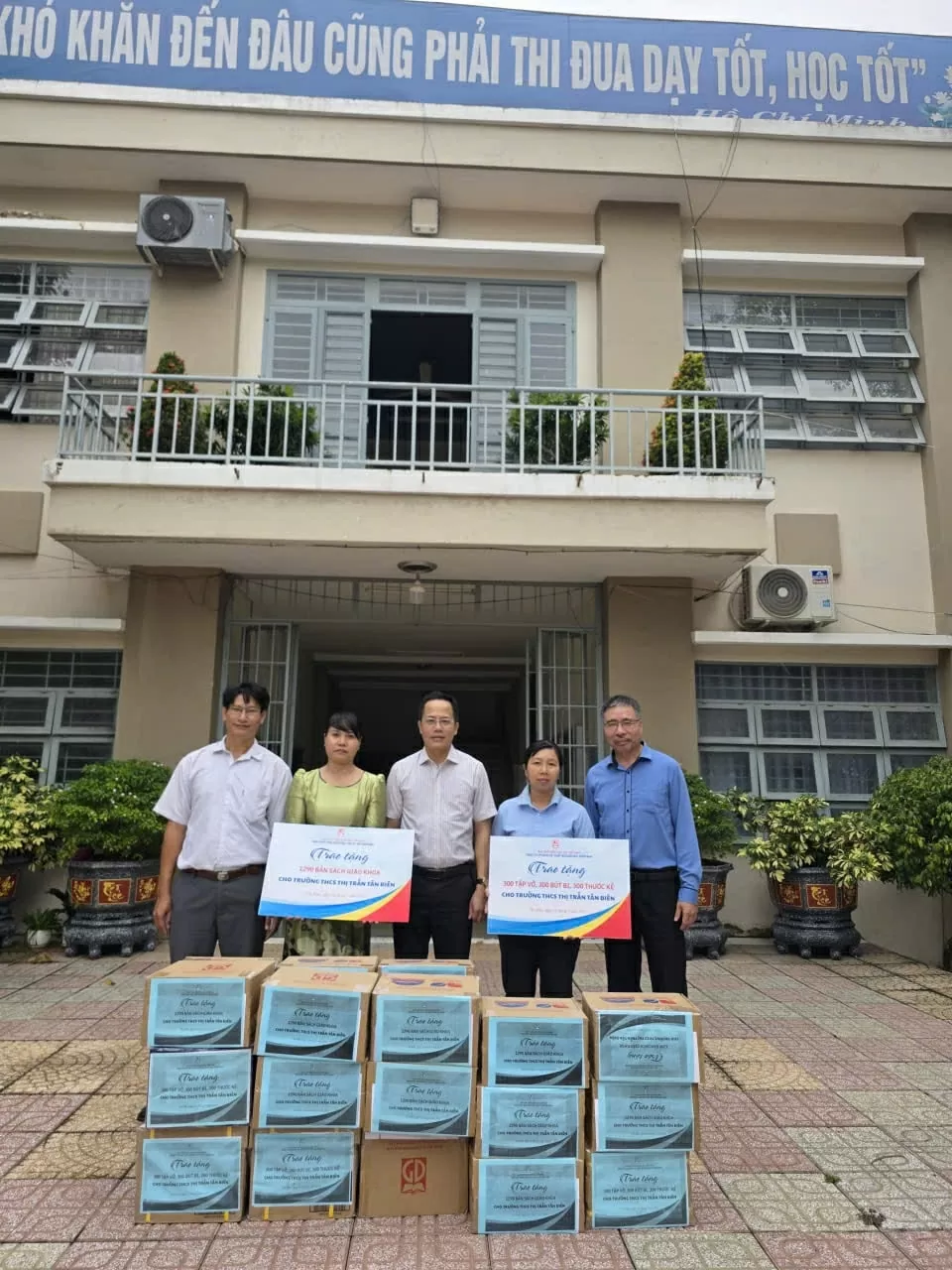 NXB Giáo dục Việt Nam tham gia viếng Nhà bia tưởng niệm liệt sĩ ngành Giáo dục