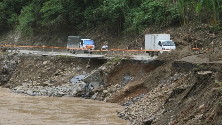 Nghệ An: Hàng chục điểm sạt lở trên tuyến đường độc đạo lên cửa khẩu quốc tế Nậm Cắn
