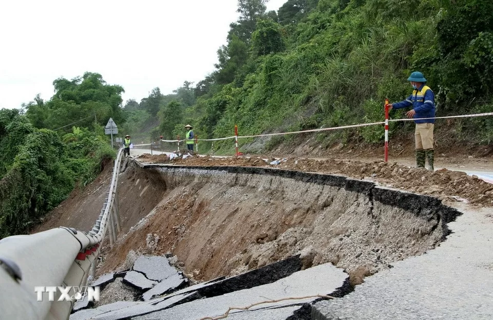Nghệ An: Hàng chục điểm sạt lở trên tuyến đường độc đạo lên cửa khẩu quốc tế Nậm Cắn Nghệ An: Hàng chục điểm sạt lở trên tuyến đường độc đạo lên cửa khẩu quốc tế Nậm Cắn