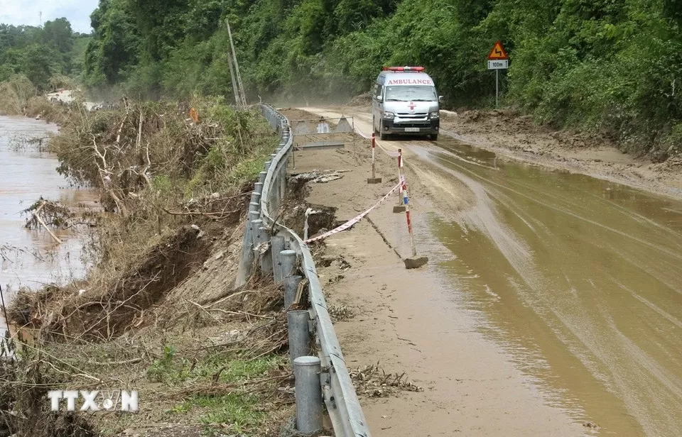 Nghệ An: Hàng chục điểm sạt lở trên tuyến đường độc đạo lên cửa khẩu quốc tế Nậm Cắn Nghệ An: Hàng chục điểm sạt lở trên tuyến đường độc đạo lên cửa khẩu quốc tế Nậm Cắn