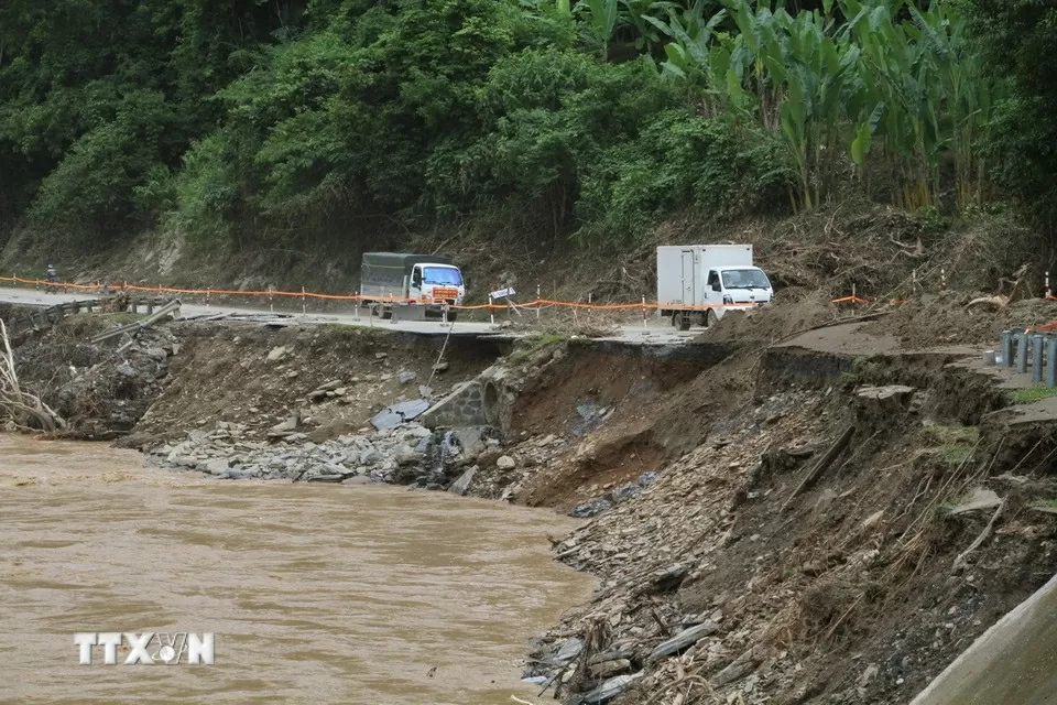 Nghệ An: Hàng chục điểm sạt lở trên tuyến đường độc đạo lên cửa khẩu quốc tế Nậm Cắn