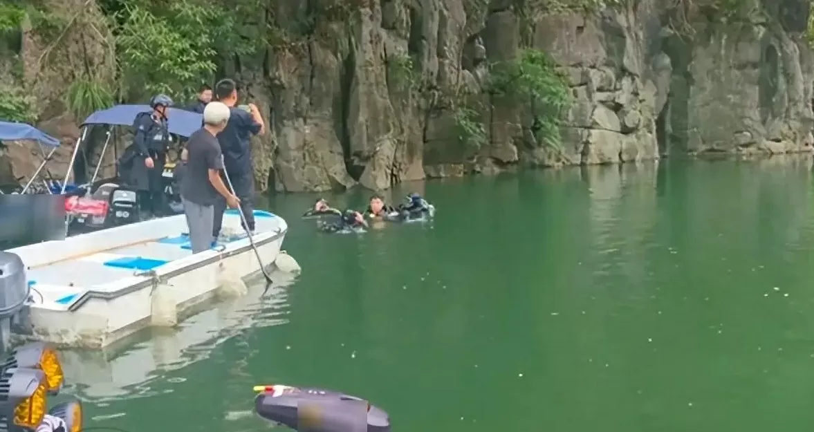 Trung Quốc: Người thợ lặn sống sót kỳ diệu sau 5 ngày trong hang ngầm sâu 9m Trung Quốc: Người thợ lặn sống sót kỳ diệu sau 5 ngày trong hang ngầm sâu 9m