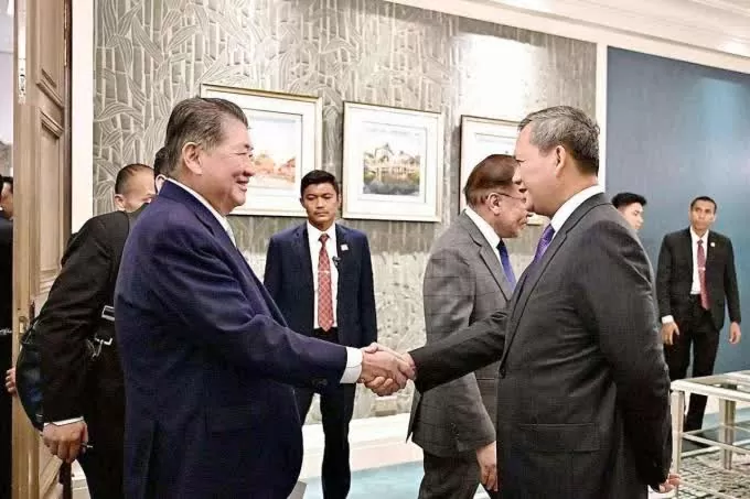 Quyền Thủ tướng Thái Lan Phumtham Wechayachai (trái) và Thủ tướng Campuchia Hun Manet bắt tay tại cuộc họp ở Putrajaya, Malaysia, ngày 28/7. (Nguồn: X) Quyền Thủ tướng Thái Lan Phumtham Wechayachai (trái) và Thủ tướng Campuchia Hun Manet bắt tay tại cuộc họp ở Putrajaya, Malaysia, ngày 28/7. (Nguồn: X)