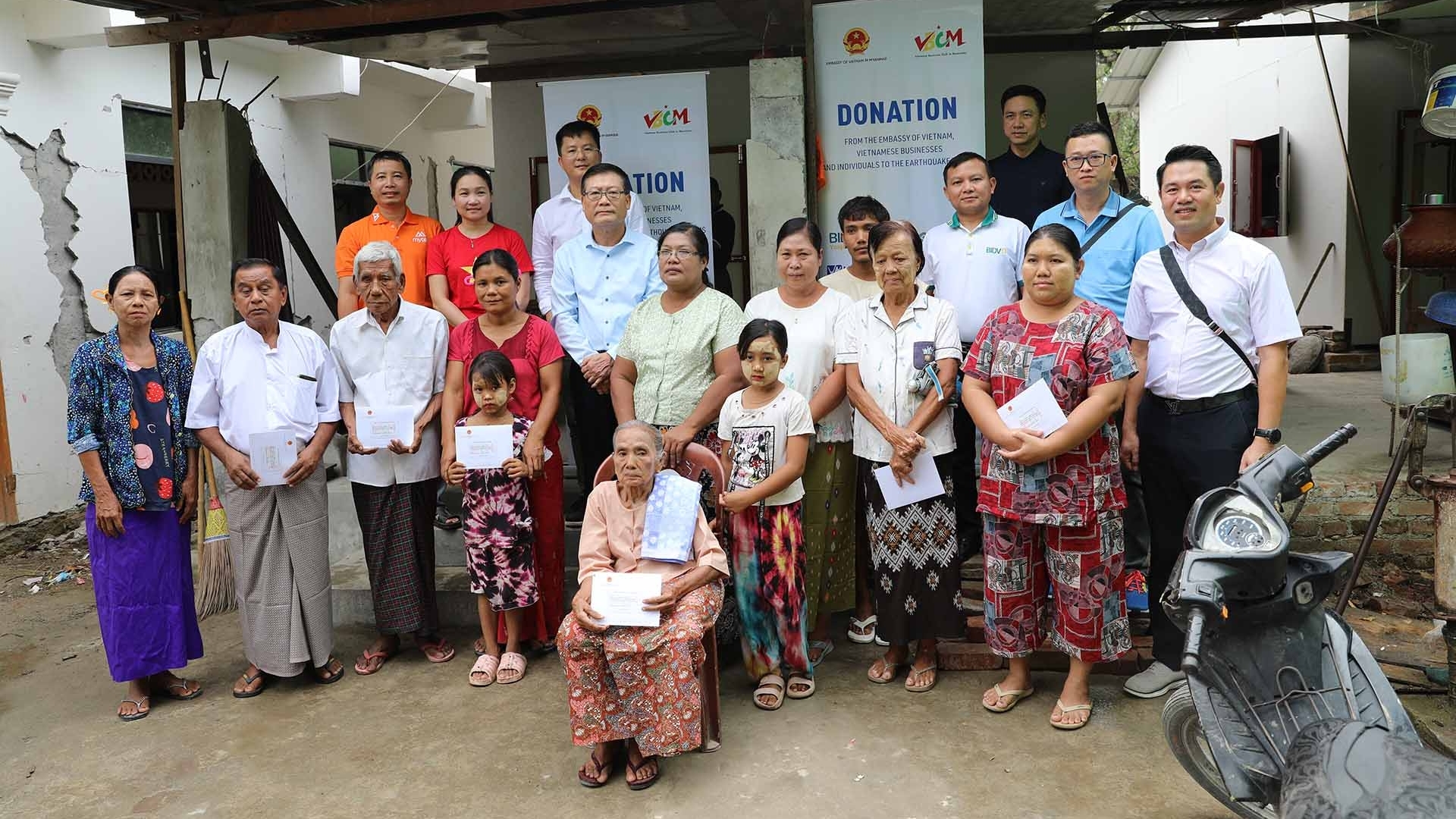 Đại sứ quán Việt Nam tại Myanmar và cộng đồng doanh nghiệp hỗ trợ người dân vùng động đất tại Mandalay