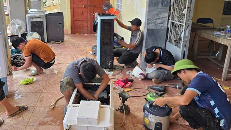 Hơn 100 kỹ thuật viên đổ về sửa đồ điện tử miễn phí giúp bà con vùng lũ Nghệ An