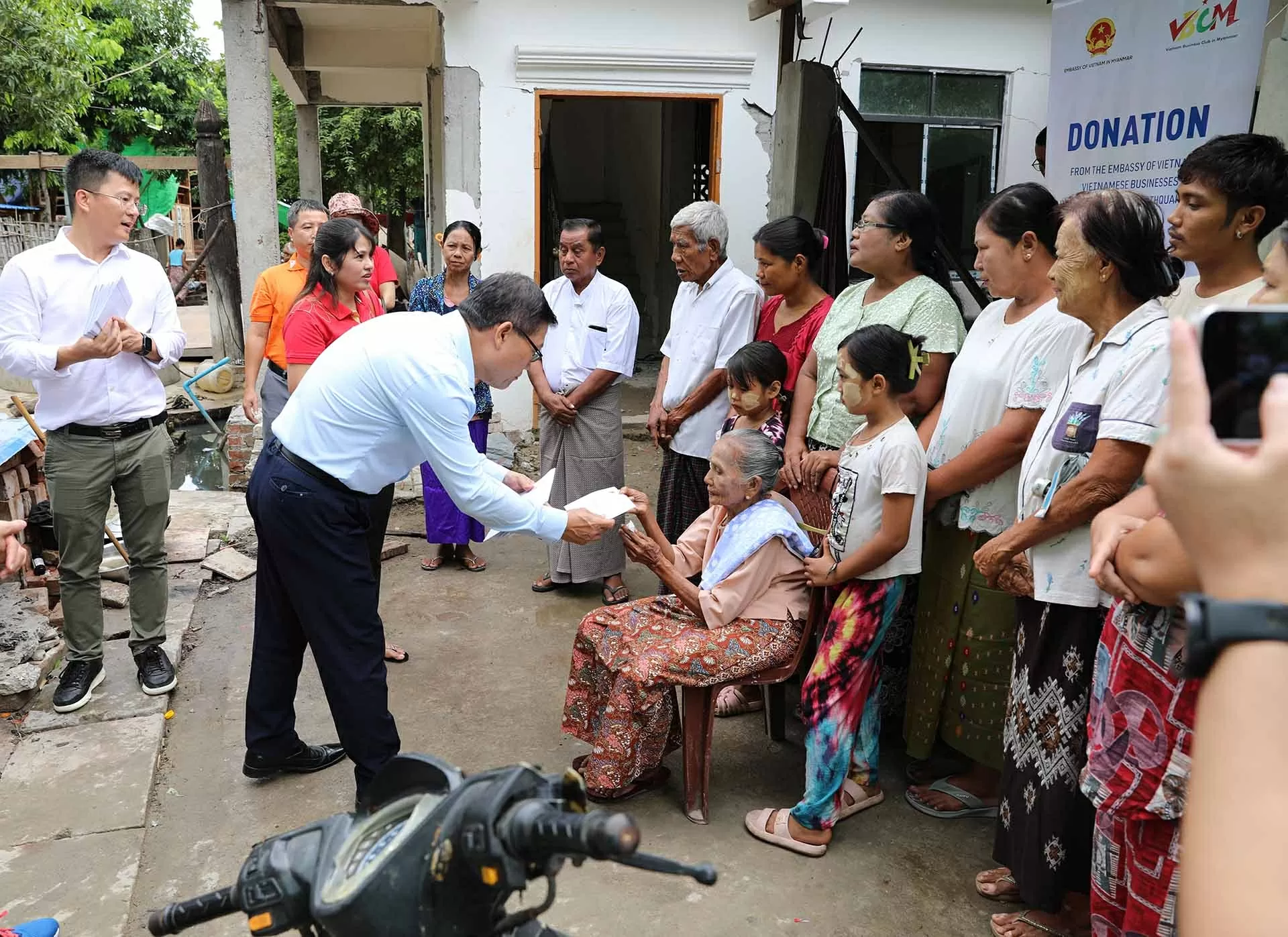 Đại sứ quán Việt Nam tại Myanmar và cộng đồng doanh nghiệp Việt Nam hỗ trợ người dân vùng động đất tại Mandalay Đại sứ quán Việt Nam tại Myanmar và cộng đồng doanh nghiệp Việt Nam hỗ trợ người dân vùng động đất tại Mandalay