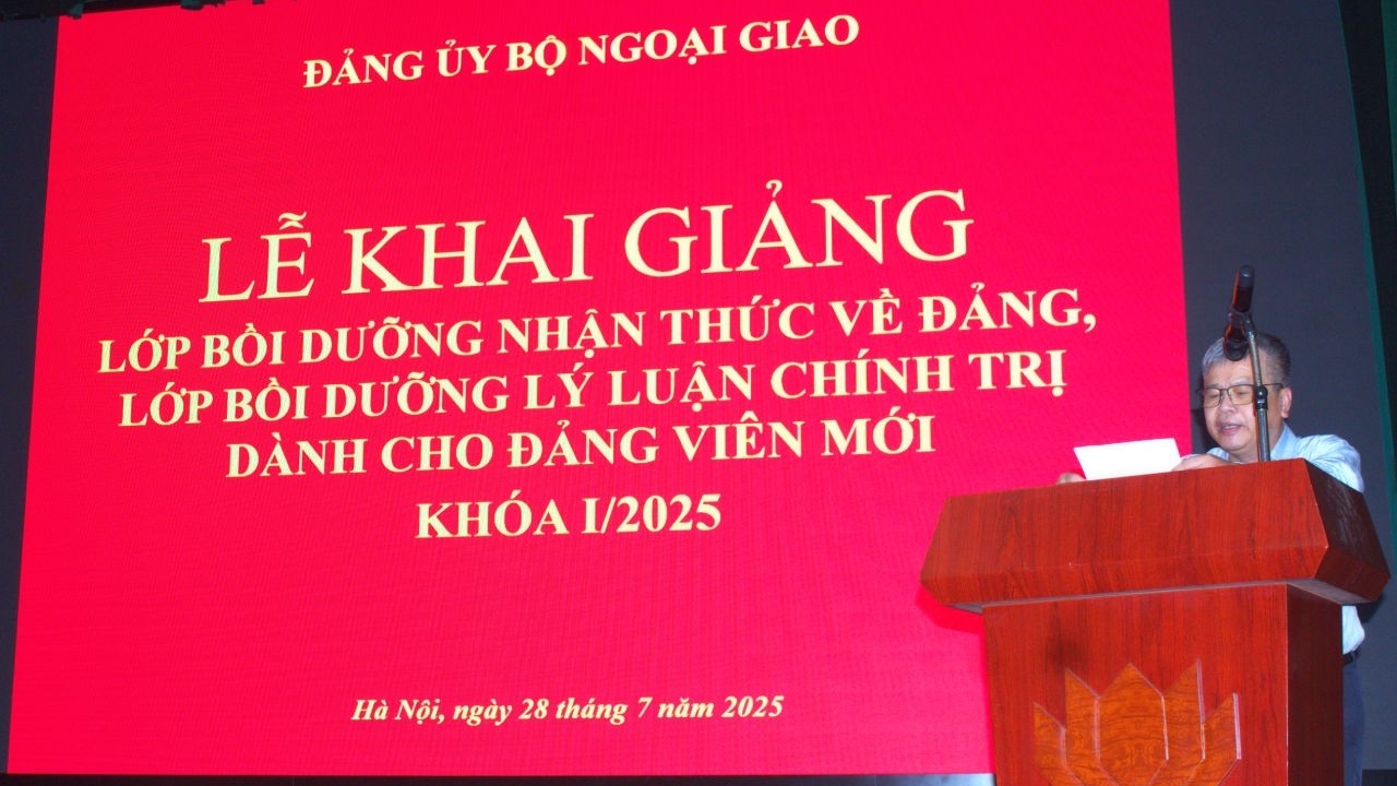 Đảng uỷ Bộ Ngoại giao khai giảng lớp bồi dưỡng lý luận chính trị cho đảng viên mới và lớp nhận thức về Đảng