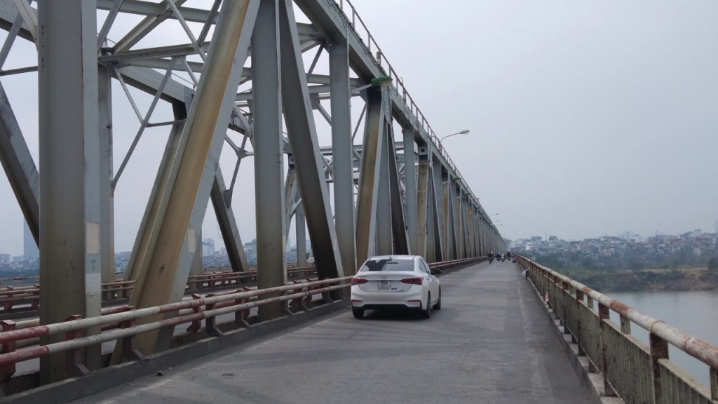 Ép biển số xe ô tô, có cần thiết không?