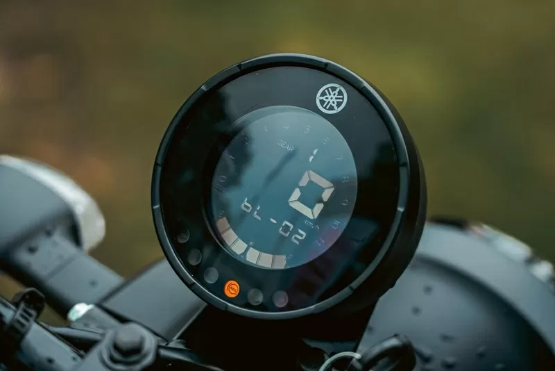 PG-1 2025 được trang bị đồng hồ điện tử dạng tròn, nền xanh, có thể điều chỉnh ba mức sáng PG-1 2025 được trang bị đồng hồ điện tử dạng tròn, nền xanh, có thể điều chỉnh ba mức sáng