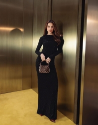 Sao Việt: Ca sĩ Hồ Ngọc Hà mặc 'kín cổng cao tường' vẫn nổi bật