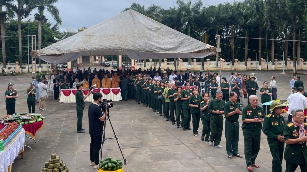Kỷ niệm Ngày Thương binh - Liệt sĩ 27/7: Lời thì thầm của những ngôi mộ không tên