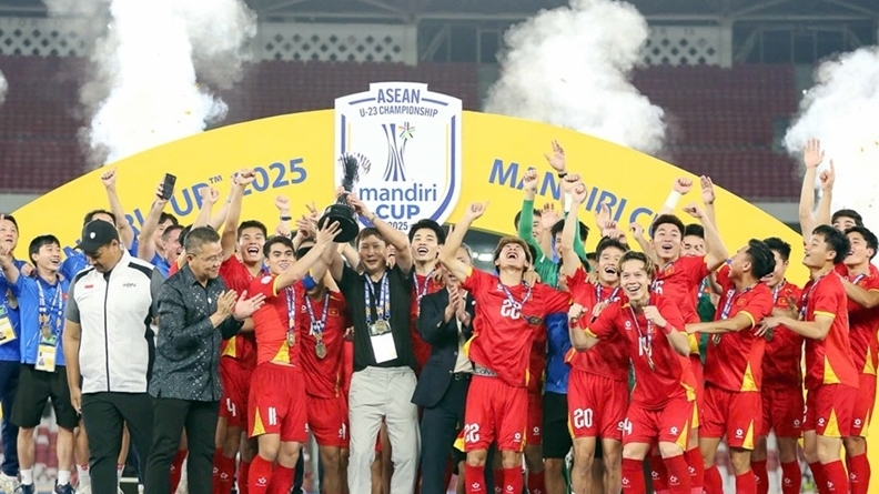 HLV Kim Sang Sik đi vào lịch sử bóng đá Đông Nam Á