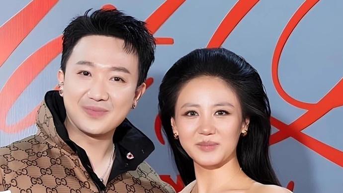 Đạo diễn Trấn Thành và dàn nghệ sĩ trên thảm đỏ chúc mừng ca sĩ Văn Mai Hương ra mắt MV mới