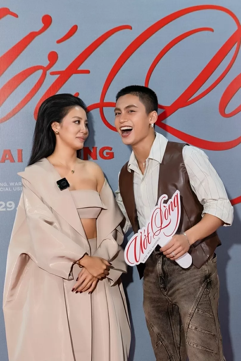 Đạo diễn Trấn Thành và dàn nghệ sĩ trên thảm đỏ chúc mừng ca sĩ Văn Mai Hương ra mắt MV mới