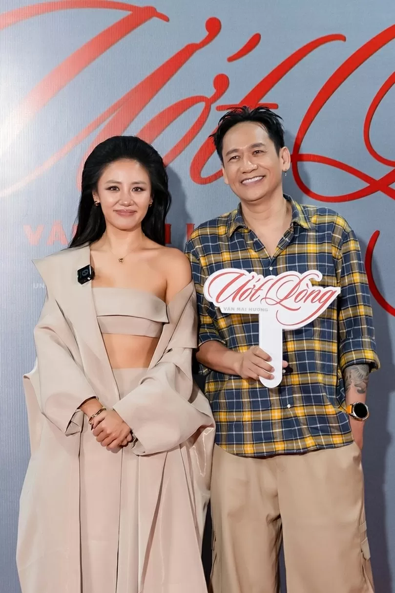 Đạo diễn Trấn Thành và dàn nghệ sĩ trên thảm đỏ chúc mừng ca sĩ Văn Mai Hương ra mắt MV mới