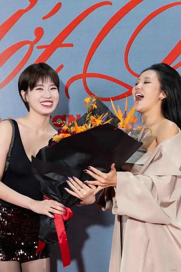 Đạo diễn Trấn Thành và dàn nghệ sĩ trên thảm đỏ chúc mừng ca sĩ Văn Mai Hương ra mắt MV mới