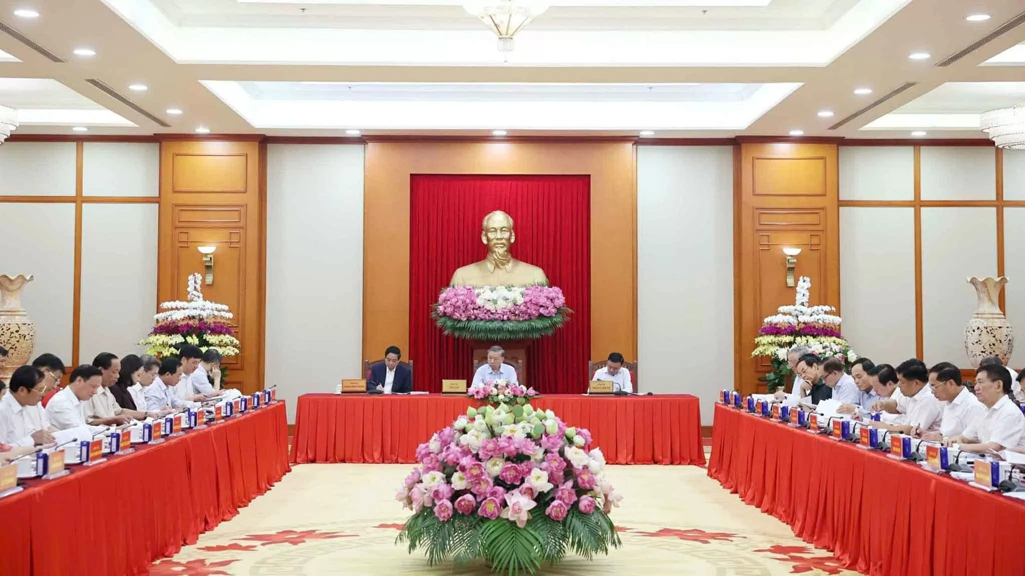 Tiếp tục chủ động rà soát, hoàn thiện dự thảo các văn kiện Đại hội XIV của Đảng Tiếp tục chủ động rà soát, hoàn thiện dự thảo các văn kiện Đại hội XIV của Đảng