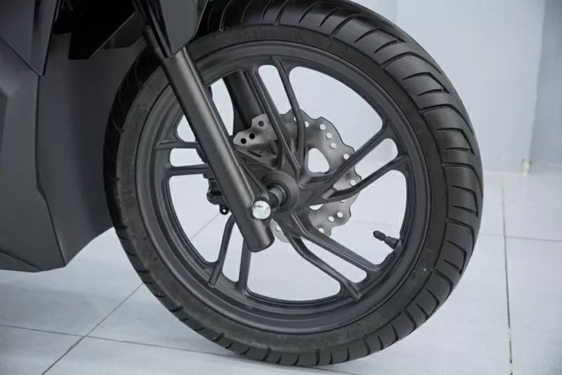 Xe sử dụng bánh 14 inch, đi cùng lốp trước kích thước 90/80 và lốp sau 100/80 Xe sử dụng bánh 14 inch, đi cùng lốp trước kích thước 90/80 và lốp sau 100/80